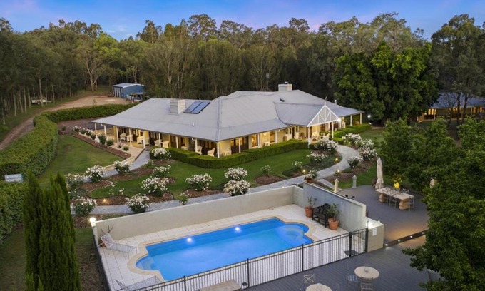 Pokolbin Bed & Breakfast | Thistle Hill Guesthouse - walk to many wineries and restaurants