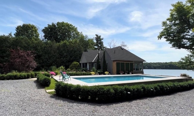 Howe Island House | Thousand Island Luxury Guest Home Retreat Experience