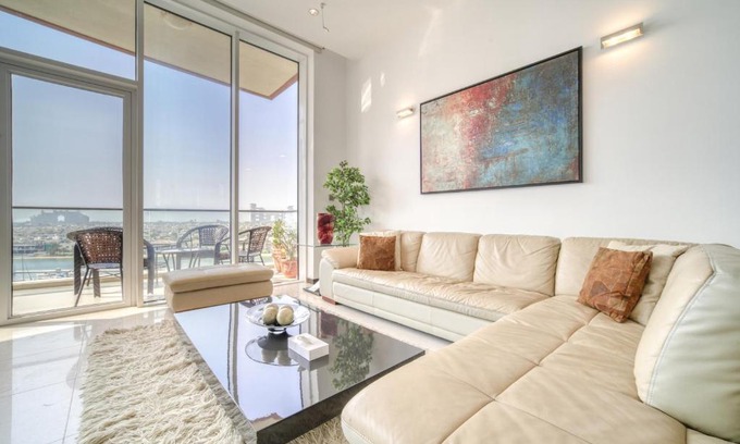 Palm Jumeirah Apartment | Tiara Residences, Palm Jumeirah Dubai - Mint Stay
