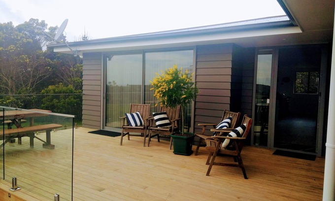 Cable Bay House | Tidal Tranquillity.n5 Minutes stroll to the Beach.