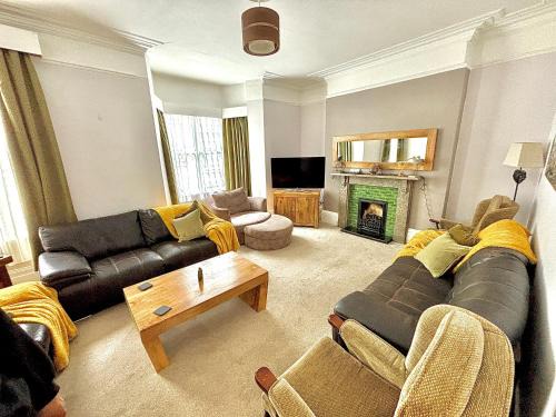 Muston House | Tidesreach Filey, sleeps 13, close to beach