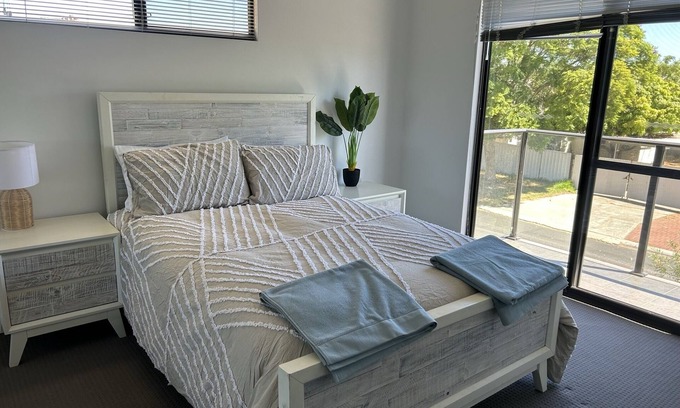 Mandurah House | Tidy centrally located townhouse with internet
