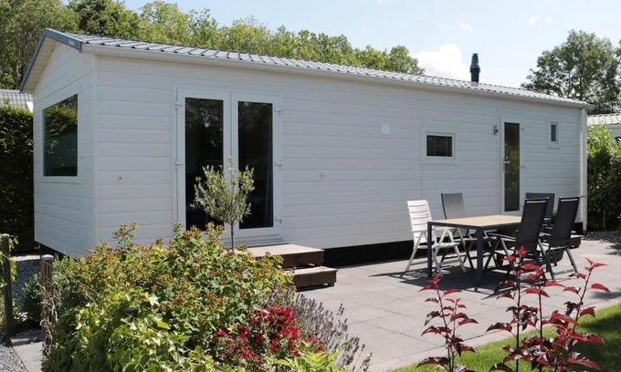 Tzummarum Ski Chalet | Tidy chalet with a microwave, near the Wadden Sea