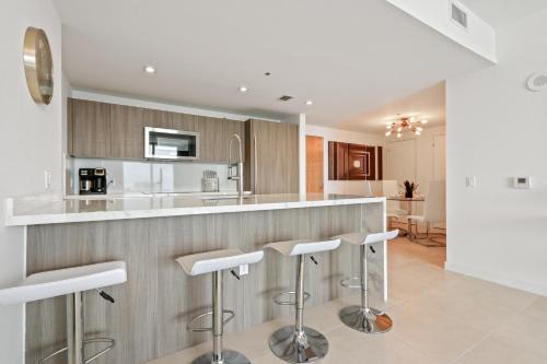 Central Beach House | Tiffany Sage - Rooftop Pool, Gym, & Walk to Beach