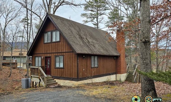 Mount Jackson Ski Chalet | Tiger's Den chalet - quiet mountain comfort!