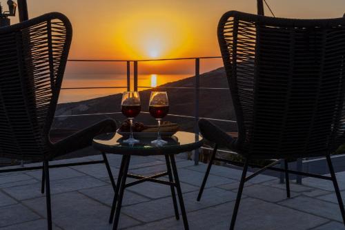 Exomvourgo Villa | Tinian Sunset Suite