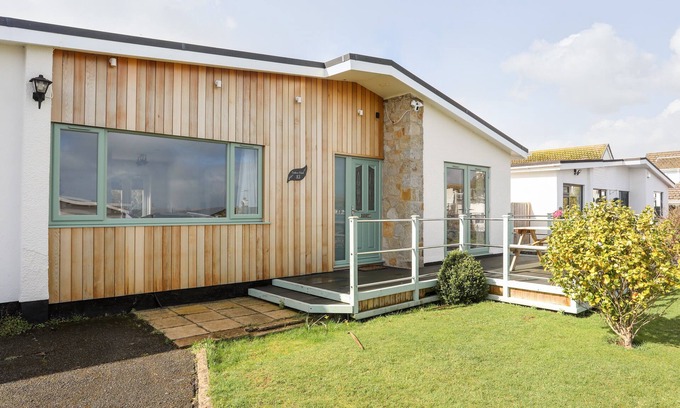 Benllech House | TINKERS PATCH, pet friendly, country holiday cottage in Benllech