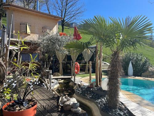 Mouxy House | Tiny Gîte le Roscoland à La Marc'Quize, avec dortoir mansardé, piscine partagée à débordement en extérieur, bain nordique à 38 degrés en prestation supplément sur réservation horaire anticipée 1 place de parking sous réservation horaire anticipée