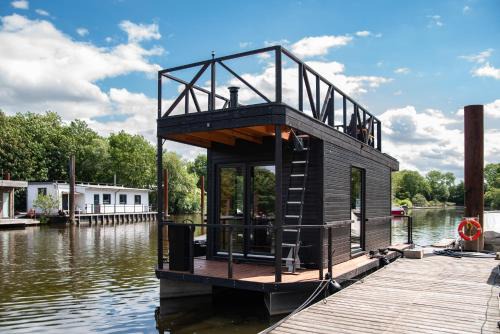 Neuland Boat Rental | Tiny-Hausboot LIKEDEELER mit Dachterasse und Kamin