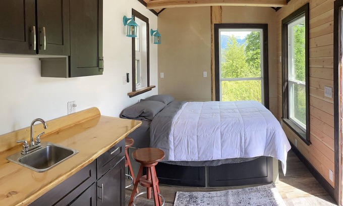 Nelson Cabin | Tiny Home 5min to Nelson and mountain activities :)