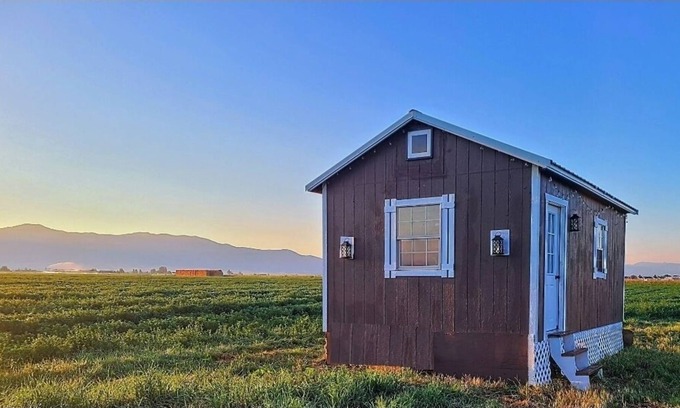 Bozeman Cottage | Tiny Home, Big Sky Views - Rustic chic two-level tiny cottage near airport