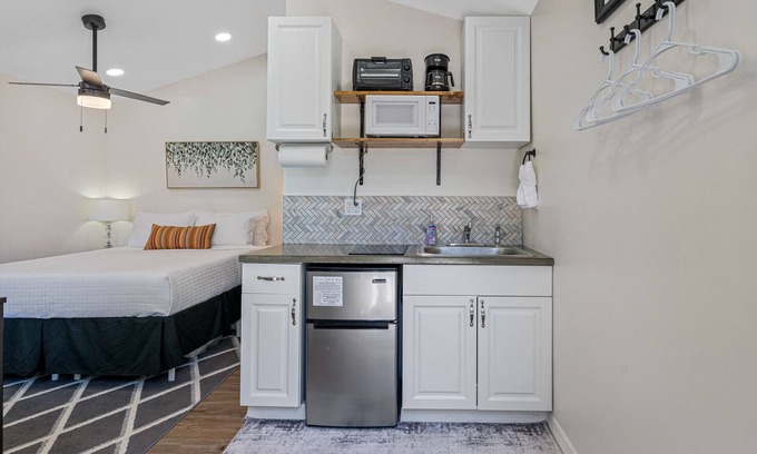 Northeast Tampa House | Tiny Home Near USF and Downtown—Patio, Fast Wi-fi