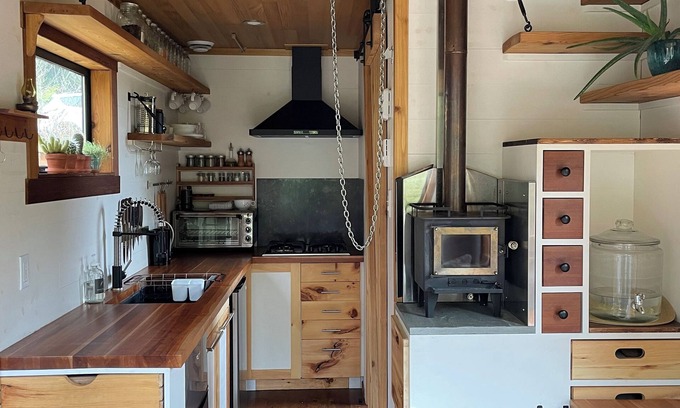 Ucluelet House | Tiny house with private hot tub