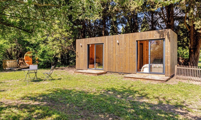 Orange Cabin | Tinyhouse & bees: an unusual stay in Provence