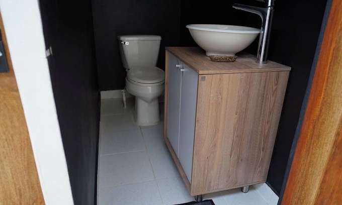 Tolu Cabin | TinyHouse with Queen Bed and Hot Water Shower Near Airport and Beach