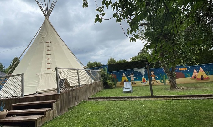 Ecurie Cabin | Tipi sleeps 8 - bathroom wc and private garden
