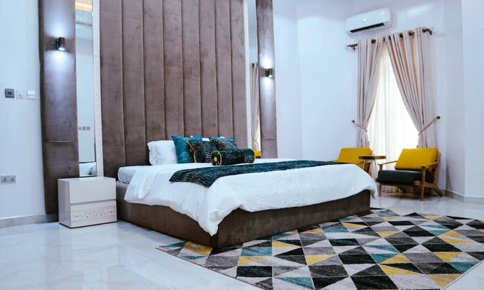 Ofin House | Tire’s Sweet Luxury Home: 10 minutes to Lekki Conservation Center