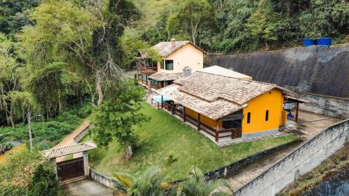 Miguel Pereira House | Toca do Dino - casa aconchegante com vista, lareira, piscina e área kids