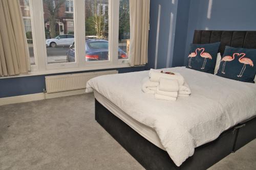 Ealing Common Apartment | Together in Ealing, Delightful 2-Bed Flat with Garden, Patio & Parking, Sleeps 5