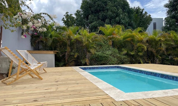 Jan Thiel House | Toko Ti: stylish tropical house with large veranda & saltwater pool is relaxation