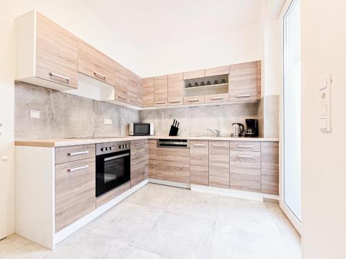Marxloh Apartment | Tolstov Apartments - Monteurwohnung mit 3 Zimmern , Terrasse und Parkplatz