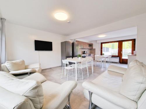 Neuenkamp Apartment | Tolstov House - 6 Room House with Terrace and Parking - 25 Min Messe DUS & Airport DUS