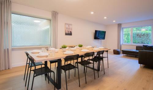 Rhein-Erft-Kreis District Apartment | Tolstov House - Freistehendes 9 Zimmer Haus mit großem Garten