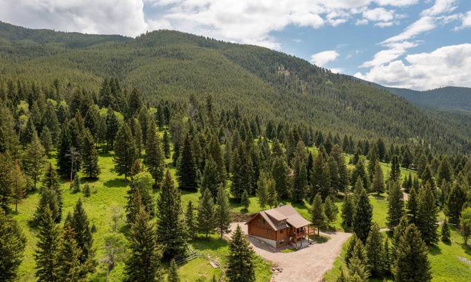 Gallatin Gateway Cabin | Tom's Big Sky Cabin - Close to the Gallatin River, hiking, and Yellowstone!