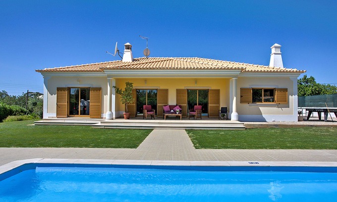 Vale Navio Villa | Tomas: Spacious 4 BD,heated pool , A.C & BBQ, Tenis table, PKG,Near Town+ beach