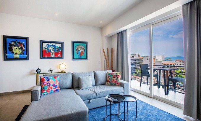 Emiliano Zapata Condo | Top floor 1BR | 2 Pools & Gym | Romantic Zone