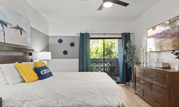 North Scottsdale Condo | Top-Floor 1BR Stroll to Golf, Shops & Dining+Parking