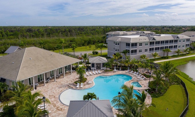 Naples Condo | Top Floor 3BR Rare End Unit Dream at Antilles