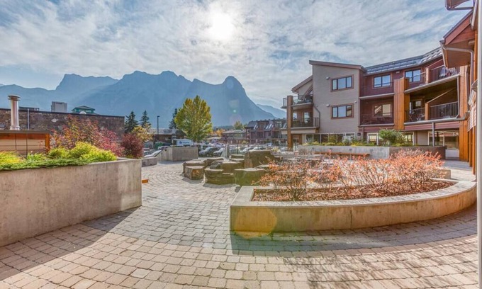 Town Centre Condo | Top Floor, Amazing Views, Recently Renovated