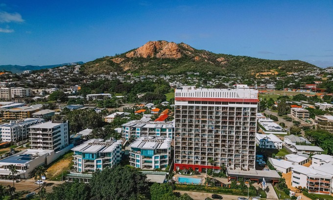 North Ward Apartment | Top Floor Aquarius Amazing Ocean Views fast WiFi Kayo Free weekly service