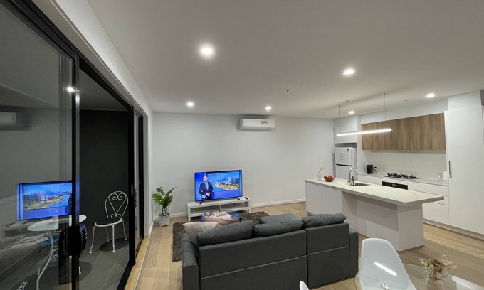 Moonee Ponds Apartment | Top Floor Centrally Located Full Size 2 Bed 2 Bath Family Apartment