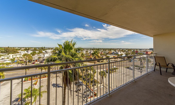 Madeira Beach Condo | Top Floor John's Pass Village Views - Madeira Norte #503
