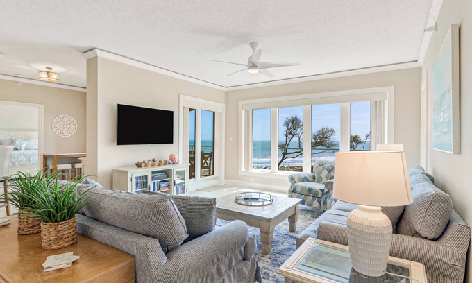 Palmetto Dunes Villa | Top Floor Oceanfront 3 Bedroom villa with panoramic views and community pool