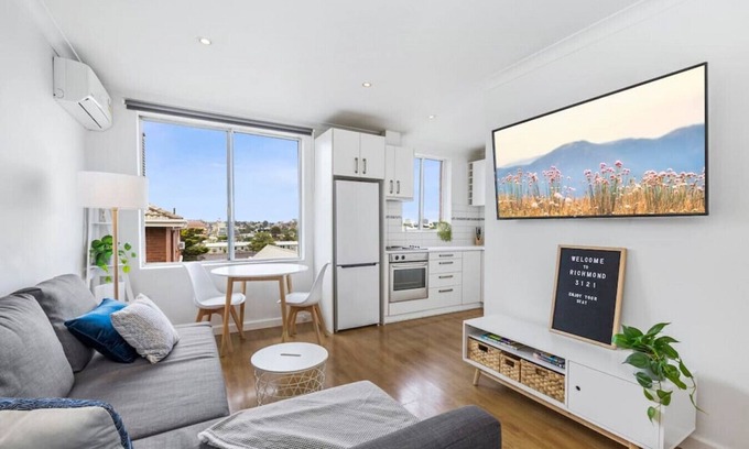Richmond Apartment | Top level one bedroom apartment with MCG views