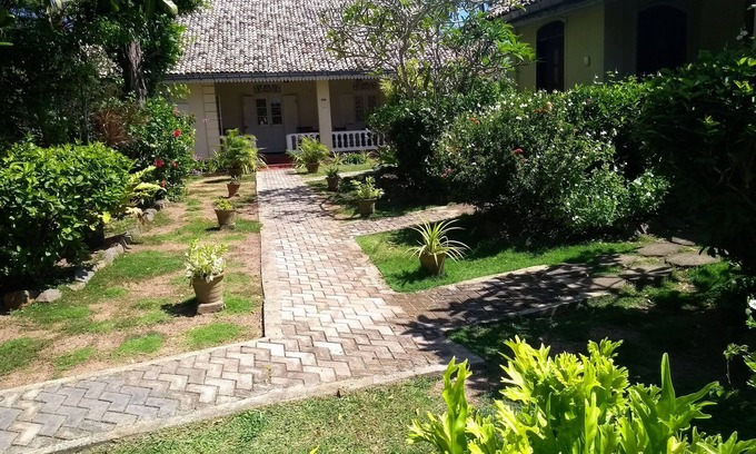 Weligama House | "Top of the Hill" colonial style villa with tropical garden and restaurant