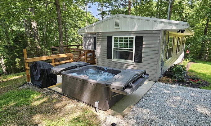 Monticello House | 'Top of the Hill' Cute and Cozy Cottage with Hot Tub!