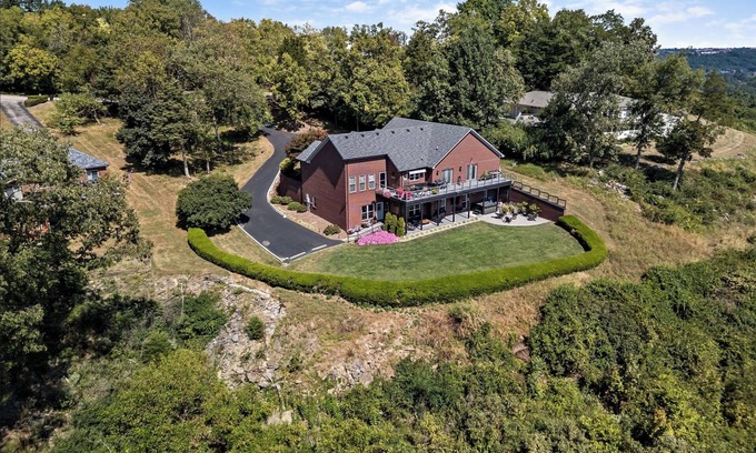 Frankfort Apartment | TOP OF THE ROCK Hot tub EV Charger Buffalo Trace Bourbon Trail