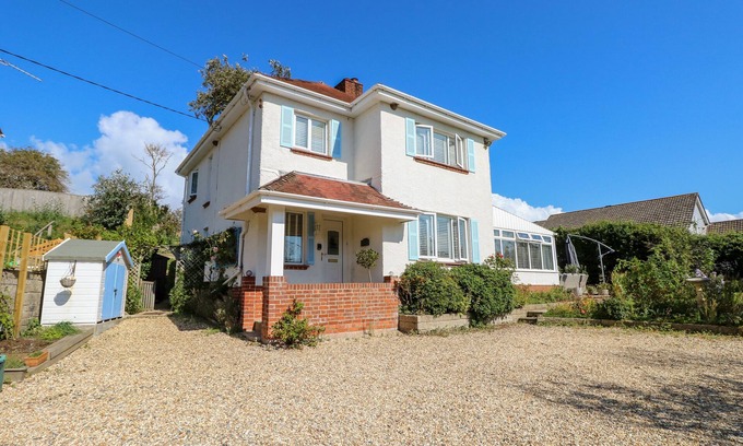 Freshwater House | TOPSAILS, pet friendly, character holiday cottage in Totland Bay
