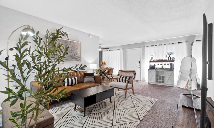 Central Arlington Apartment | Touchdown views + designer vibes 🏈⚾ Walk to games, chill in style—your fan HQ awaits! Gated Property!