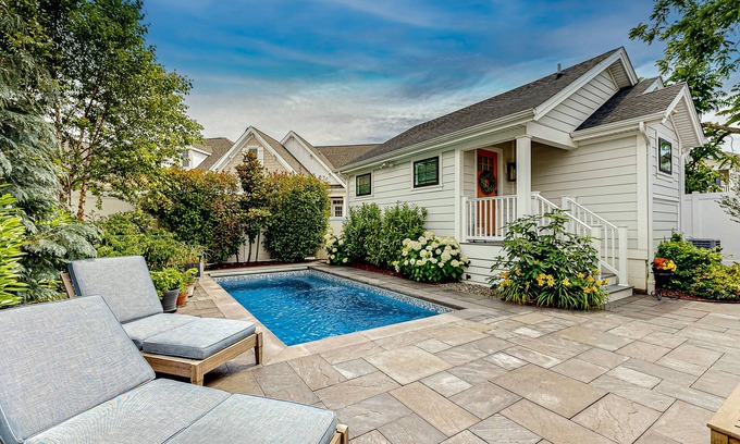 Rehoboth Beach Cottage | Town of Rehoboth Beach dog-friendly cottage with a private pool, washer/dryer