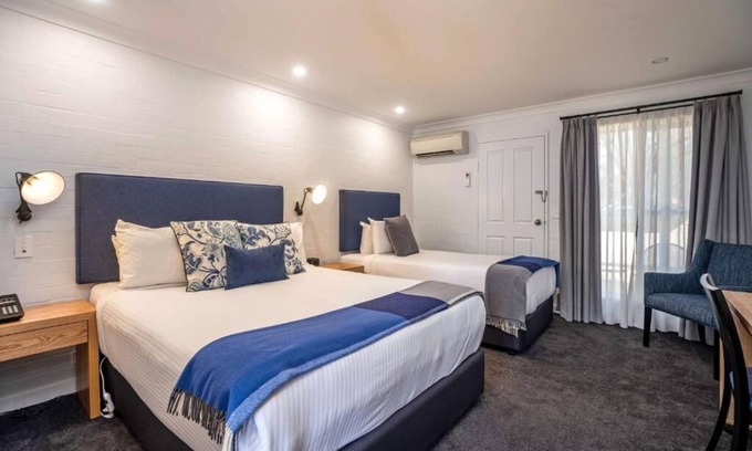 Orange Hotel | Town Square Motel