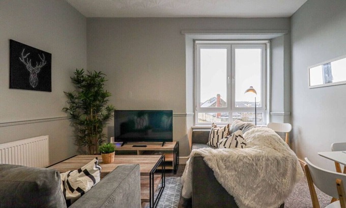 Dumbarton Apartment | Townend Apartment - Bright, modern, 2 Bedroom Apartment in Dumbarton near Loch Lomond.