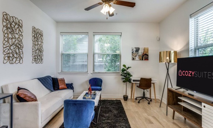 North University Apartment | Townhome 3BR Next to UT with Garage 0337