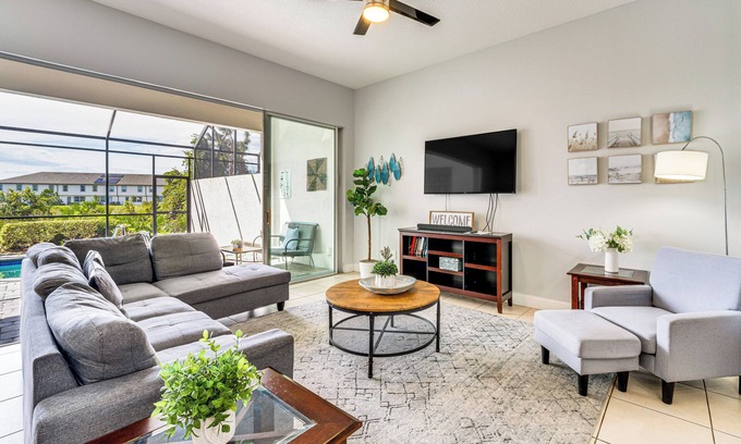 Davenport House | Townhome w/Lanai & Private Pool: 14 Mi to Disney!