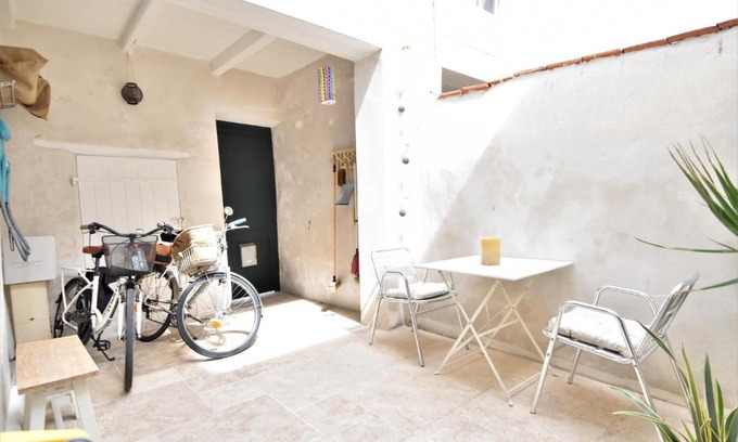 Ars-en-Re Villa | Très bel appartement situé en plein cœur du village