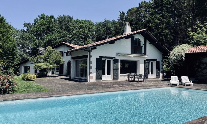 Ascain Villa | Très Belle Villa Basque Avec Piscine, Fronton et vue sur la Rhune